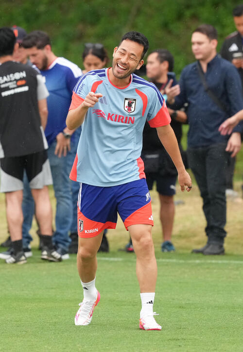 サッカー日本代表W杯北中米大会事前合宿　練習に合流し笑顔を見せる吉田麻也