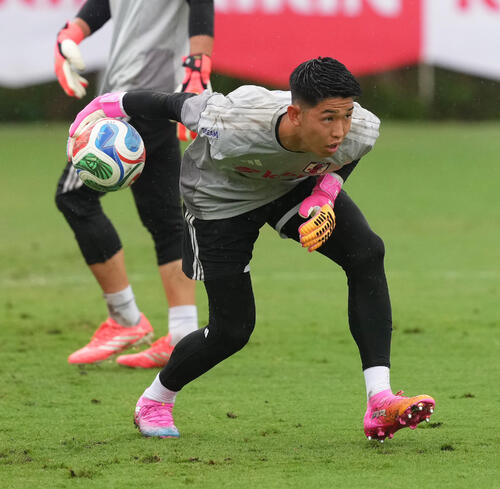 サッカー日本代表W杯北中米大会事前合宿　練習に臨むGK早川友基