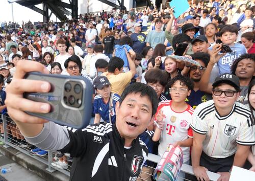サッカー日本代表W杯北中米大会関連　ベースキャンプ　サポーターとの記念撮影に笑顔を見せる森保一監督
