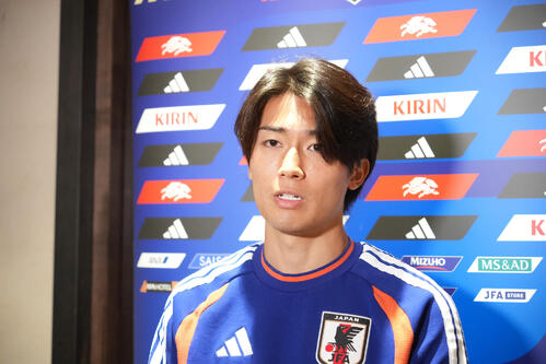 決勝トーナメント1回戦敗退から一夜明け、取材に応じる中村敬斗