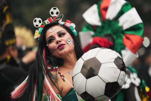 メキシコシティのレフォルマ通りでパフォーマンスを披露するダンサー（AP）