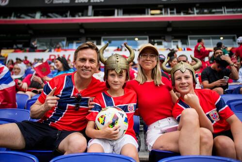モロッコとの親善試合を観戦するノルウェーサポーター（AP）