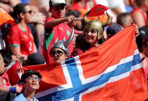 モロッコとの親善試合を観戦するノルウェーサポーター（ロイター）