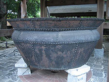 今も敷地内に残る、120年前に使われていたビール釜