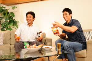 クラッツをつまみながら野球談義に花を咲かす田尾安志氏（左）と長嶋一茂氏