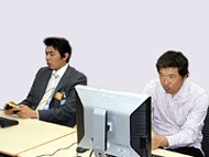 真剣な表情で試合に臨む川口投手（右）、今中投手