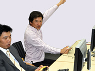 試合に勝利しガッツポーズする川口投手