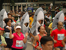 仮装のランナーもいて、まるでお祭り騒ぎ