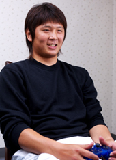 笑顔でゲームに挑戦する涌井