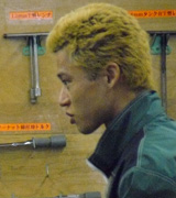 整備室で話し込む阿波勝哉（撮影・後藤純明）