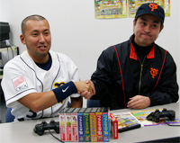 試合終了後、両者はガッチリ握手