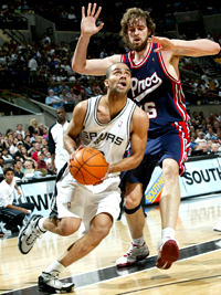 フランスのトニー・パーカー(スパーズ)とスペインのパウ・ガソル(グリズリーズ)。海外選手がNBAのコートで戦う事は、もはや当たり前の光景となった。