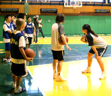 元日本代表選手の大山コーチ（右）の話を熱心に聞くＪｒ．ＮＢＡのメンバー。貴重な経験談などをおりまぜた指導が、Ｊｒ．ＮＢＡのメンバーを成長させている。