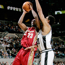 レブロンがチャンピオンリングを手にするということは、NBAの数々の強豪とスーパースターを倒す、という事に他ならない。
