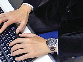 正確に時を刻む電波時計は大切な仕事のツールでもある