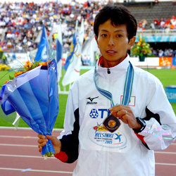 世界陸上ヘルシンキ大会8日目男子マラソン 銅メダルを手にする尾方剛(05年8月13日)