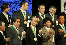 ＷＢＣ優勝記念リングを手にポーズする日本チーム