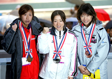 表彰式で記念撮影に納まる、左から１位土佐礼子、２位尾崎朱美、３位高橋尚子