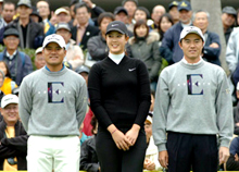 カシオワールドオープン・初日　１０番ホール、ペアルックの宮里優作（左）と横尾要（右）にはさまれ笑顔を見せるミシェル・ウィー