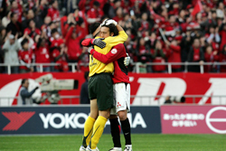 Ｊ１リーグ初優勝を決めＧＫ山岸と抱き合う闘莉王＝２００６年１２月２日（撮影・野上伸悟）