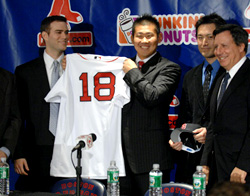 レッドソックス入団会見でユニホームを手にする松坂＝０６年１２月１４日（撮影・小沢裕）