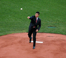 レッドソックス入団会見を前にフェンウェイパークのマウンドでボールを投げる松坂＝０６年１２月１４日（撮影・小沢裕）