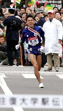第８３回箱根駅伝往路　順大５区今井正人は３年連続の区間賞で往路優勝する＝０７年１月２日（撮影・鹿野芳博）