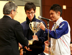 第８３回箱根駅伝　最優秀選手に選ばれ表彰される東海大・佐藤悠基（中央）と順大・今井正人（右）＝０７年１月３日（撮影・鹿野芳博）