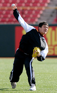 楽天の新人合同自主トレ初日、強めのキャッチボールをする田中将大＝０７年１月８日（撮影・小沢裕）