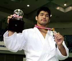 講道館杯全日本体重別選手権　男子１００キ 超級決勝　優勝した井上はメダルとカップを手に感無量の表情＝０６年１１月１９日（撮影・浅見桂子）