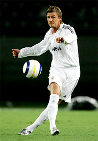 親善試合　東京Ｖ対Ｒマドリード　前線にロングパスを送るＭＦデビッド・ベッカム＝０５年７月２５日（撮影・越田省吾）