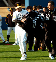 ジャンパーを脱ぎ、２１１日ぶりにユニホーム姿を披露したソフトバンク王監督＝０７年２月１日（撮影・藤尾明華）