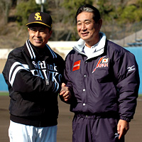 ソフトバンクのキャンプ視察を訪れた五輪日本代表星野監督（右）と握手を交わす王監督＝０７年２月２日（撮影・藤尾明華）