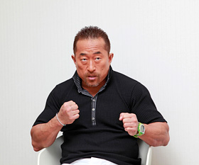 「男前目指して鍛える」とポーズをとる角田氏