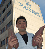 工場を仕切る山本さんは、採れ立ての広島・庄原産「紅あずま」を手に満足顔