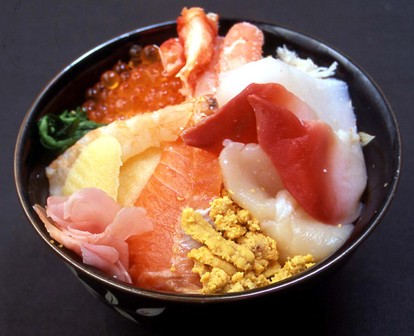 北海道では、新鮮な刺し身を乗せたすしを「生ずし」という。どんぶりにすし飯を盛り、サケ、イクラ、ウニ、ホッキ貝、イカ、カニ身など北海の荒海でもまれた新鮮な魚介類を薄くそぎ切りしてのせる。彩りも重視し、海鮮丼に近い。北海道特有のすしダネが満載で、豪快。