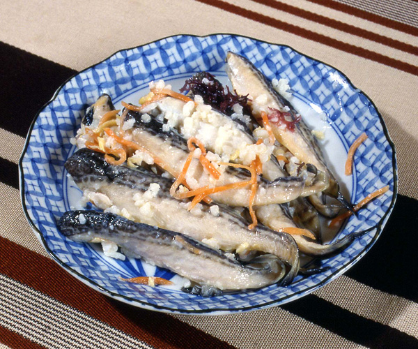 頭とはらわたを取って骨を抜いたハタハタを塩漬けにする。ニンジン、ショウガ、昆布を千切りにしておく。ご飯と麹を混ぜて桶に敷き、ハタハタと具をのせる。これを何度も繰り返し、重しをして半月ほど発酵させる。かつては正月、冬の季節料理だったが、今ではいつでもお土産物として買える。