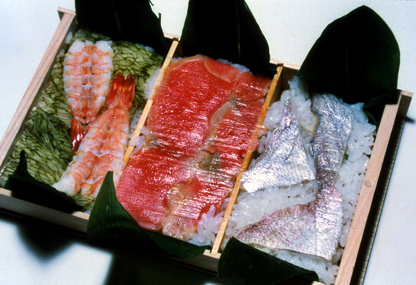 薄切りのサケに塩を振り、酢に軽く浸しておく。すし箱にすし飯を詰め、その上にサケの身を張り、押しをかける。新潟県北部（村上地方）では、正月料理としてサケの発酵ずしが盛んに作られるが、紹介したのは早ずし。