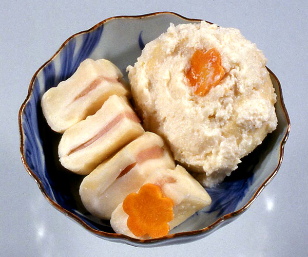 温かいご飯に酒かすを混ぜて寝かせ、固めの甘酒を用意する。輪切りにしたカブに切れ目を入れて浅く塩漬けする。そのカブに薄切りにした塩ブリを挟み込み、甘酒を塗り付けて桶に並べて重ねる。落しぶたに重しをのせ２週間ほど発酵させる。加賀の正月料理。