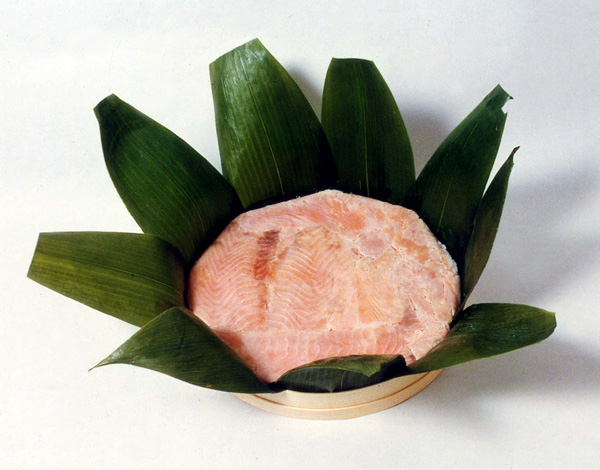 薄くそぎ切りにした塩マスをサッと酢にくぐらせる。笹の葉を敷いた浅い桶にすし飯を詰め、その上にマスの身を張る。笹の葉でふたをし、落としぶたで押しをかける。酢のない時代は「なれずし」の手法で作られた。５月ごろに神通川で取れたマスは脂が乗って最高とされた。