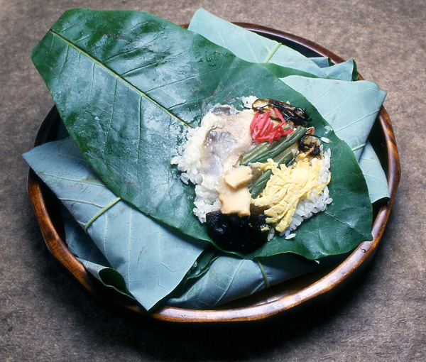 塩マスまたは酢サバを細かく切ってすし飯に混ぜ合わせ、俵型に握ったすしをホオ葉で包む。盆やおひつに入れて上から皿などを落として軽く押しをかける。すし飯にまぜご飯を使うのが飛騨地方、白いご飯が東濃地方。東濃では広げたホオ葉の半分にすし飯をのせ、平らにして具を彩りよく飾る。