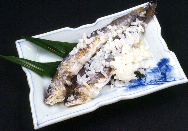アユの中にすし飯を入れる姿ずしと、アユを三枚におろした箱ずしがある。姿ずしの場合は、アユの腹を開いて内臓や骨、ヒレを取り除き、塩で締めた後、酢で締める。そのアユの腹にすし飯を詰め込み、ふきんで成形する。