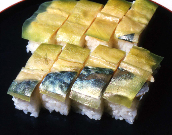 三枚におろしたサバを塩出しした後、酢締めする。酢水で煮込んだ白板昆布を用意する。すし箱にすし飯を詰め、その上にサバの身、白板昆布をのせてギュッと押しをかける。数時間置くと美味。かつて北海道・松前藩から北前船で届けられた昆布を用いたことから、この名がある。