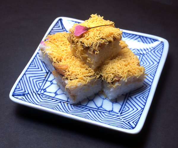 全国でも屈指の豪華な箱ずし。すし飯と、ニンジン、シイタケ、カンピョウ、カマボコなどの具を交互に詰め、一番上にきん糸卵を敷き詰め、彩りとして木の芽を散らす。箱の中で切り分けて食べる。戦国時代の領主が領地を奪還した祝いに、領民が作ったといわれる。