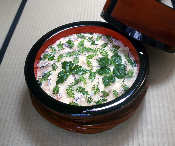 味付けしたシベデコ（切り干し大根）や、こが焼き（すり身入り卵焼き）、さつま揚げ、シイタケなどと、魚（タイ、イカ、赤貝、ゆでエビなど）をご飯と交互に詰め重ね、最上面に刺し身や酢締めの魚を散らし、数時間ふたをして味をなじませる。地酒をたっぷりふりかけながら層を重ねるので、下戸には不向き。
