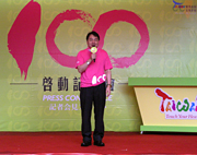 あいさつをする謝謂君副局長