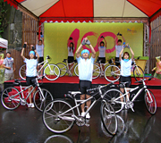 準備体操をするＣＡたち