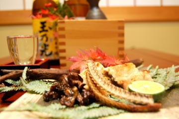 琵琶湖産・天然大うなぎの白焼き、骨せんべい、肝の炭焼き