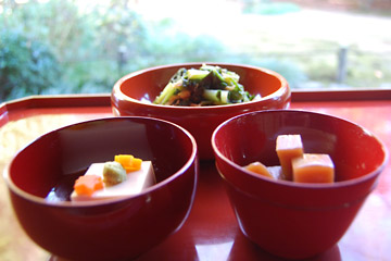 クルミ豆腐、小松菜のお浸し、ピリ辛こんにゃく