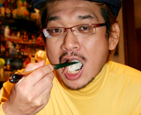 醤油をつけて、おすしをパクリ